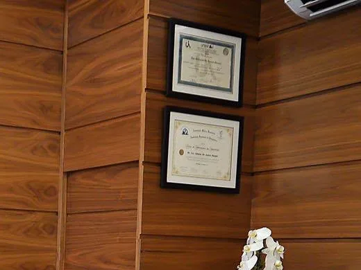 Diplomas de formação médica na parede do consultório