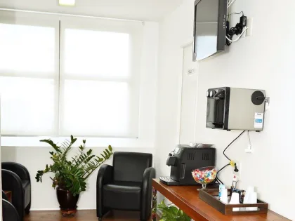 Sala de espera do consultório, com poltronas e plantas