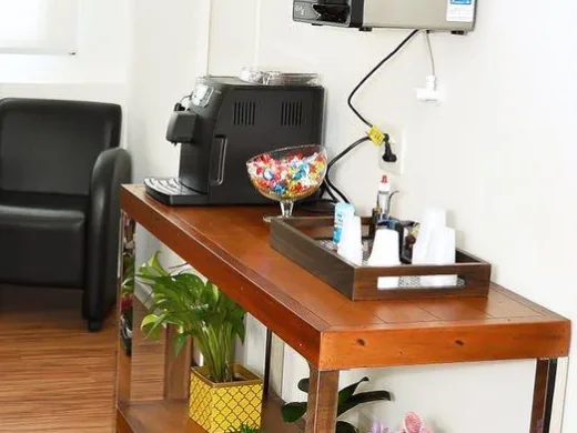 Estação de café disponível aos pacientes na sala de espera